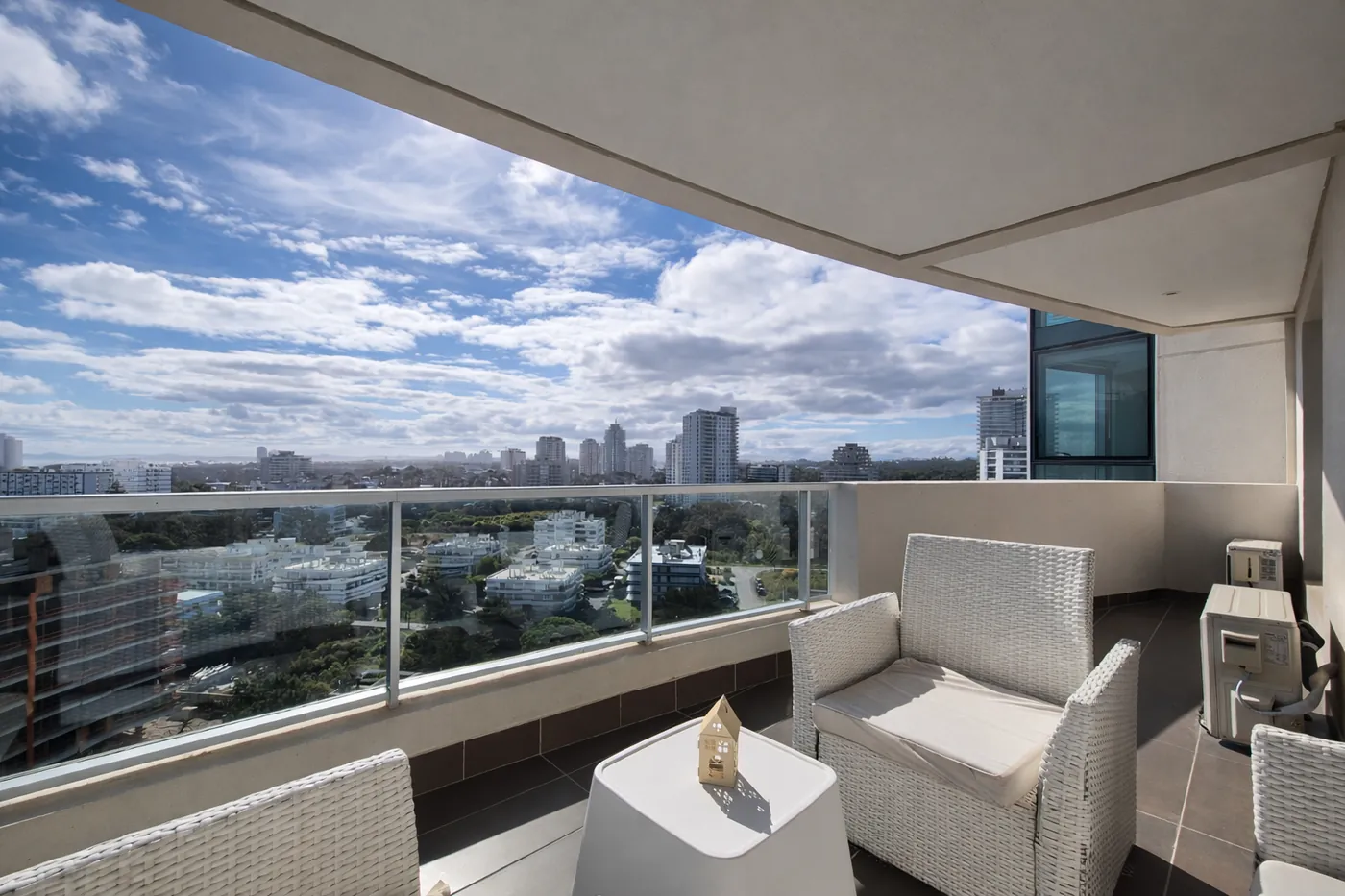 Balcón con vista panorámica en un alojamiento Lonia en Punta del Este
