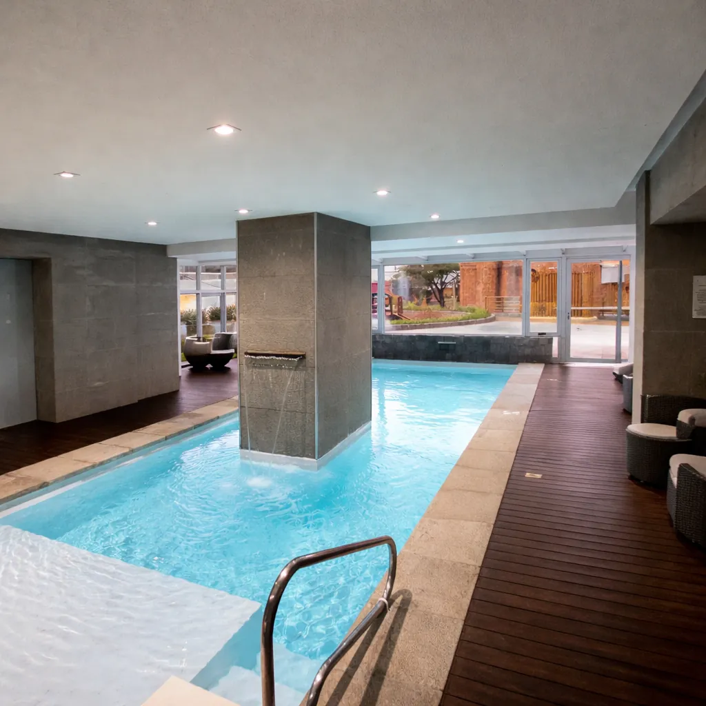 Piscina climatizada de un edificio con alojamientos Lonia en Punta del Este